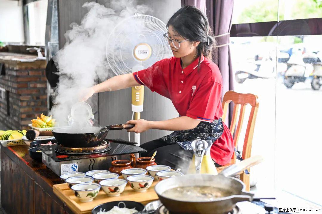全网追的“扁担女孩”，找了一份暑假工，时薪12元 - 龙岩生活资讯 - 龙岩28生活网 ly.28life.net